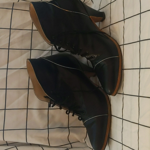 Heeled boots - Picture 4 of 4